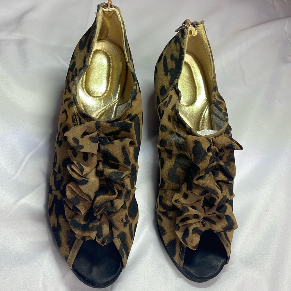 Woman's Leopard Print Open Toe, Zipper back Heels, Size 8